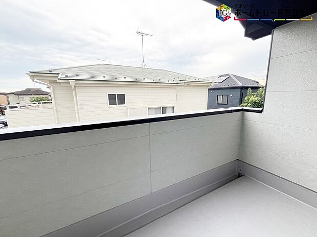 【バルコニー】≪balcony≫
晴れた日にはたっぷりのお洗濯ものを干すことができるバルコニー。