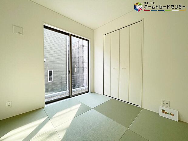 【リビング以外の居室】ホッと足を伸ばして寛げる和室をご用意。お子様の目の届く遊び場としても重宝します。