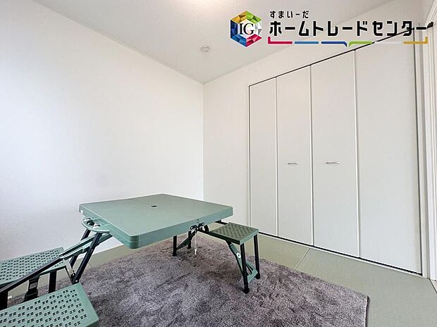 【リビング以外の居室】ホッと足を伸ばして寛げる和室をご用意。お子様の目の届く遊び場としても重宝します。