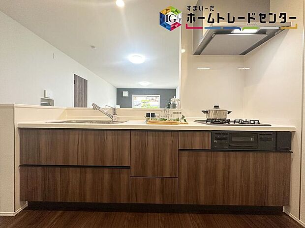 【キッチン】明るく開放感のあるリビング。対面式キッチンは、いつでもご家族を感じられる空間作りの重要ポイントになりそうです。