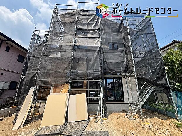 【前面道路含む現地写真】◆目の届きやすい場所に駐車場があるので安心感があります。また、荷物をたくさん持った状態でも車を降りてすぐ建物内に入ることができ、子どもを持つファミリー世帯にもおすすめです。