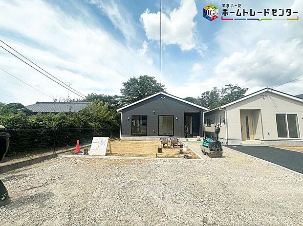 【前面道路含む現地写真】◆平日・お仕事帰りなど、いつでもご案内させていただきます!デザイン・目に見える設備面も大切ですが、耐震構造で地震に強い家の為、次代へ繋ぐ強固な住宅です。
