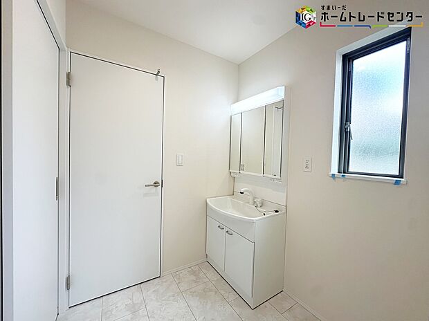 【洗面台】≪Powder room≫
サニタリースペースには窓が備えられております。毎朝の身支度も、陽の光差し込む明るい空間で、快適にお使い頂けそうです。