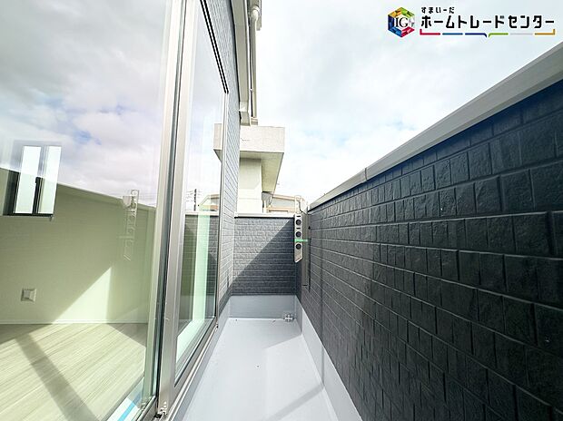 【バルコニー】≪balcony≫
晴れた日にはたっぷりのお洗濯ものを干すことができるバルコニー。
