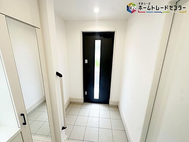 【玄関】ご家族が増えると靴の数も増えますね。扉を閉めてしまえば玄関もすっきりとした印象に。年末年始の来客が増える時期にも嬉しい玄関収納です。