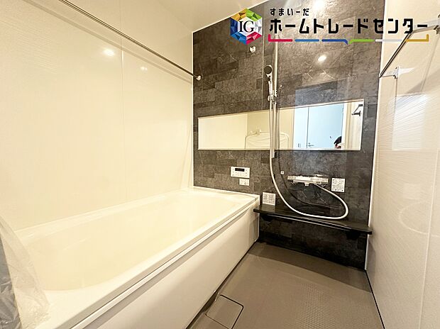 【浴室】≪Bathroom≫
窓付きのバスルーム。陽射し差し込む明るい環境は、日中の入浴も気持ち良くお使い頂けそうです。