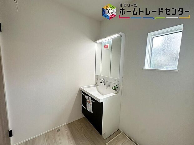 【洗面台・洗面所】女性にはうれしい3面鏡化粧台。鏡の裏が収納になっている機能的なタイプです