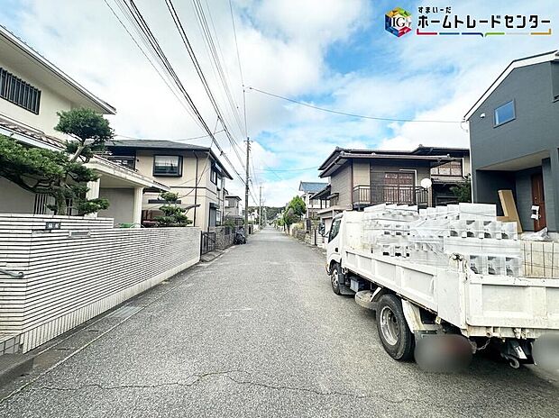 【前面道路含む現地写真】◆目の届きやすい場所に駐車場があるので安心感があります。また、荷物をたくさん持った状態でも車を降りてすぐ建物内に入ることができ、子どもを持つファミリー世帯にもおすすめです。