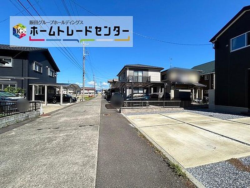 前面は西側５．６m道路です。交通量も少なく静かで、駐車も落ち着いて行える安心・安全の環境になっています。