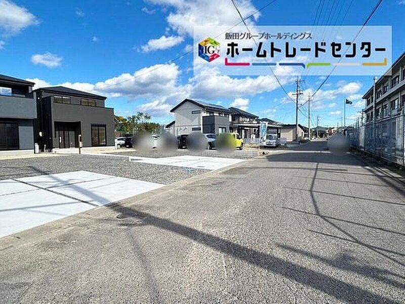 前面は南側約６．５ｍ道路です。ゆとりがあり交通量も少なく、駐車も落ち着いて行える環境になっています♪