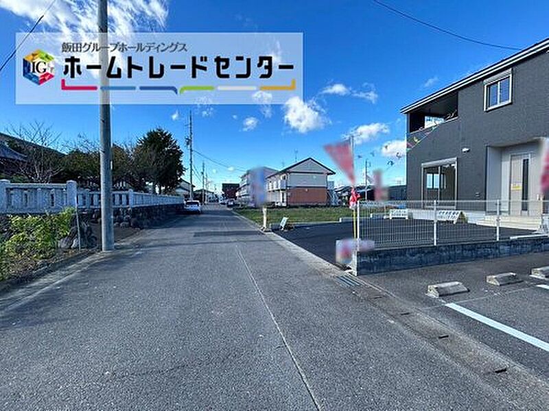 前面は南側約６ｍ道路です。交通量も少なくゆとりがあり、落ち着いて駐車を行える環境になっております♪