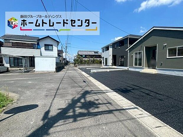 前面は西側４．１ｍ、南側２．８ｍ道路です。交通量も少なく静かで、落ち着いて駐車を行える環境になっております♪