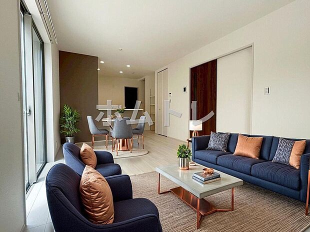 6号棟
約14帖の明るいリビング。(現況の物件写真に、CG による画像処理を行っています。家具、家電、照明器具、小物、カーテン、その他のイメージはCG です。)