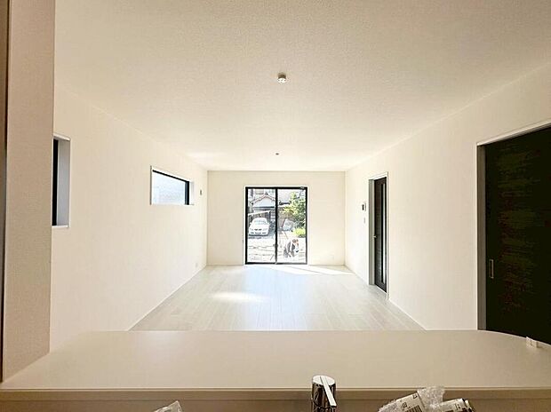 明るい雰囲気が心地いいリビング♪採光良好です!家族団らんの時間も増えそうなくつろぎの場所になりそう♪