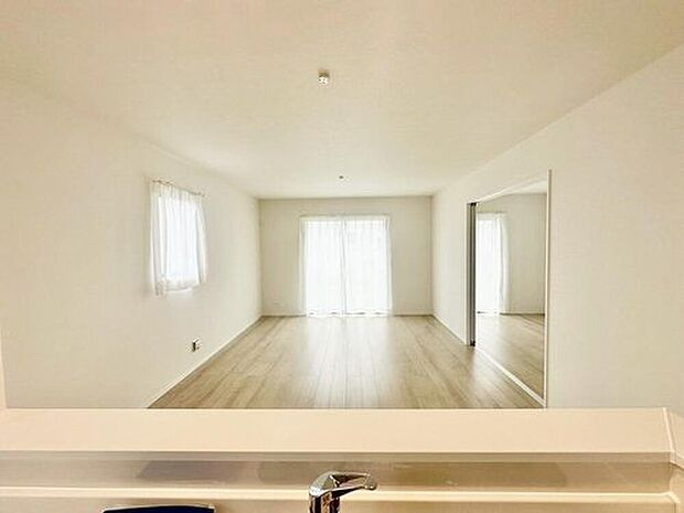 C号棟
採光良好なリビングは、家族の憩いの空間。朝になったら家族も自然と集まりそう。居心地の良い快適な安らぎの場所を演出♪　