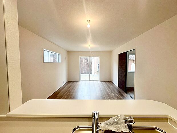 （２号棟）
明るい雰囲気が心地いいリビング♪採光良好です！家族団らんの時間も増えそうなくつろぎの場所になりそう♪