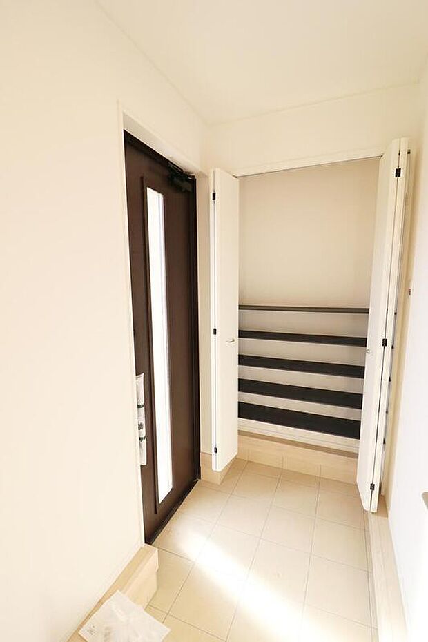 ３号棟
明るくて清潔感溢れる玄関。便利な下駄箱収納付きです♪散らかりがちな玄関もすっきりと片付きます。