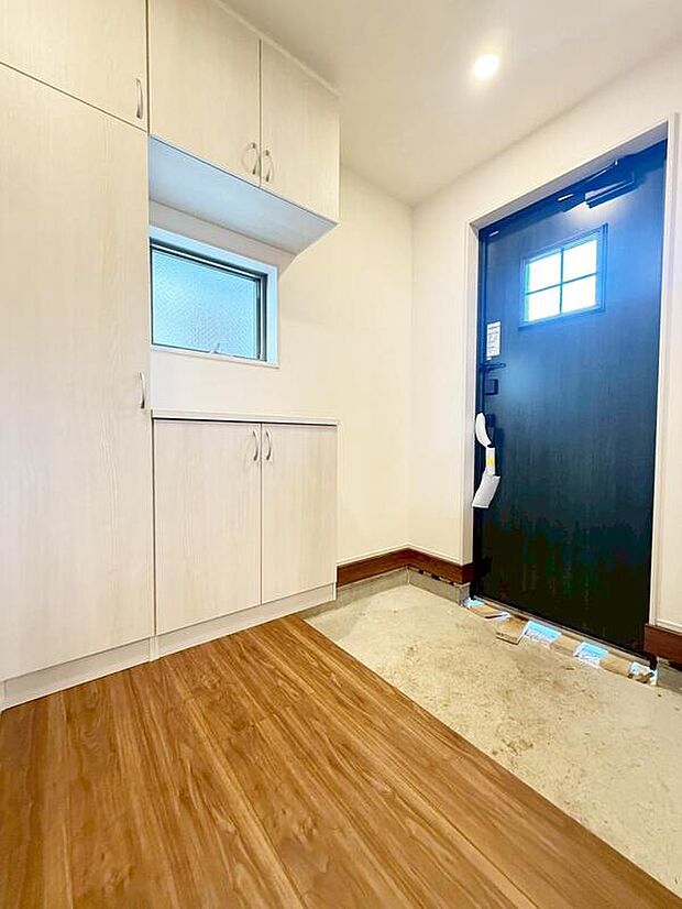 １号棟
お家に出会う人々を迎える玄関だからこそ広々清潔感溢れる空間にしたいものです。便利な下駄箱収納付きで散らかりがちな玄関もすっきりと片付きます♪