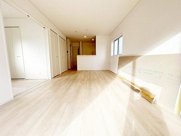 1号棟
約16帖の明るいリビング♪対面式キッチンは、家事をしながら家族の様子が一目でわかる安心&便利設備♪