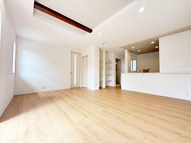 3号棟
明るい雰囲気が心地いいリビング♪採光良好です!家族団らんの時間も増えそうなくつろぎの場所になりそう♪