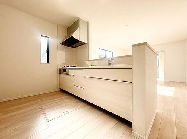 １号棟
収納力豊富なシステムキッチン。大型スライド収納付きで、すっきり片付けやすいキッチンです。床下収納もついています！