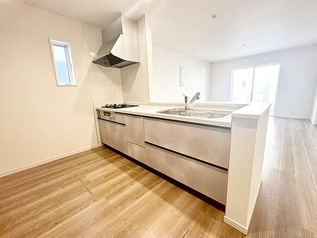 3号棟
収納力豊富なシステムキッチン。大型スライド収納付きで、すっきり片付けやすいキッチンです。床下収納もついています♪