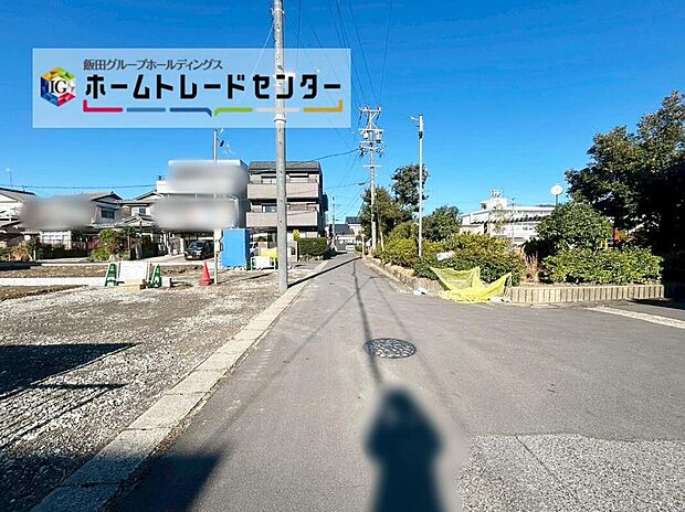前面は南東側4.0m北東側6.0m道路です。ゆとりがあり交通量が少なく、駐車も落ちて行える安全な環境になっています♪