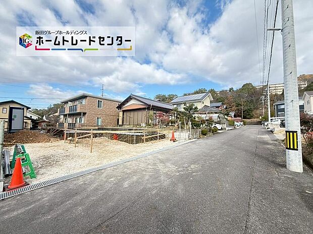 前面は東側約5.4m道路です。ゆとりがあり交通量が少なく、駐車も落ちて行える安全な環境になっています♪