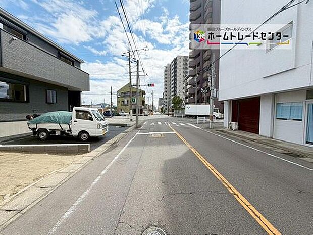 前面は南西側７．９５～７．９９ｍ道路です。交通量も少なくゆとりがあり、落ち着いて駐車を行える環境になっております♪