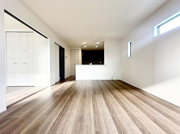 約１６．５帖の明るいリビング♪対面式キッチンは、家事をしながら家族の様子が一目でわかる安心＆便利設備♪