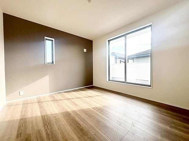 ２面採光を施した為、晴れの日の日中はいつも明るい室内に。窓を開放すれば気持ちの良い風が入り込んできます。