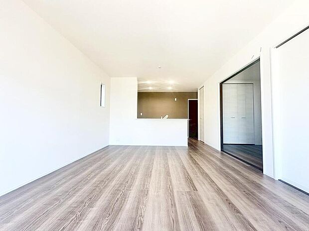 ２号棟
約１７．３８帖の明るいリビング♪対面式キッチンは、家事をしながら家族の様子が一目でわかる安心＆便利設備♪