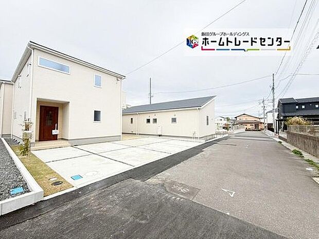 前面は西側６．０m南側６．０ｍ道路です。ゆとりがあり交通量が少なく、駐車も落ちて行える安全な環境になっています♪