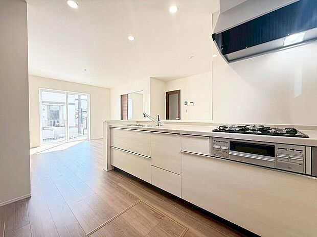 収納力豊富なシステムキッチン。大型スライド収納付きで、すっきり片付けやすいキッチンです。床下収納もついています♪