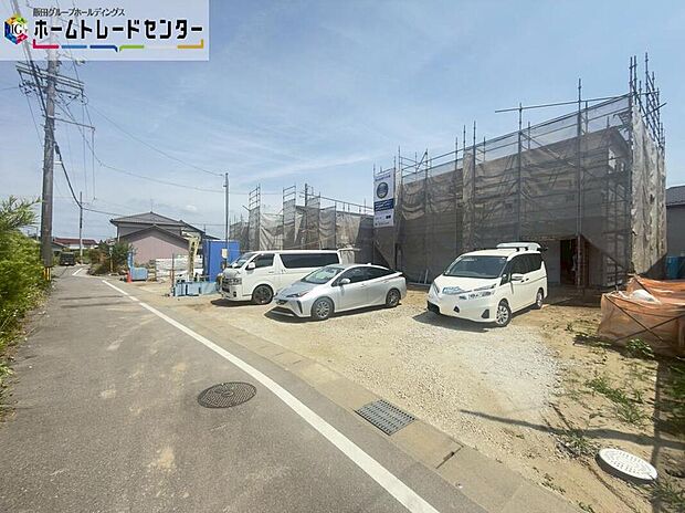前面は交通量の少ない北側２．８ｍ～３．０ｍ東側２．４ｍ道路です。交通量も少なく駐車も落ち着いて行える安心・安全の環境になっています♪