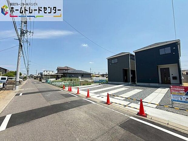 前面は北側５．８ｍ道路です。交通量も少なくゆとりがあり、落ち着いて安全に駐車を行える環境になっております♪　