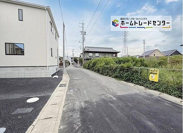 前面は、交通量の少ない西側4.5m道路です。ゆとりがあり、駐車も落ち着いて行える環境になっています。
