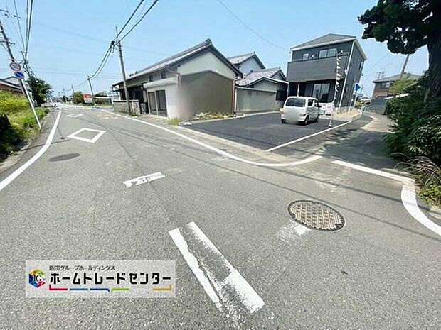 前面は東側2.1m、南側6.8m道路です。交通量も少なくゆとりがあり、落ち着いて安全に駐車を行える環境になっております♪
