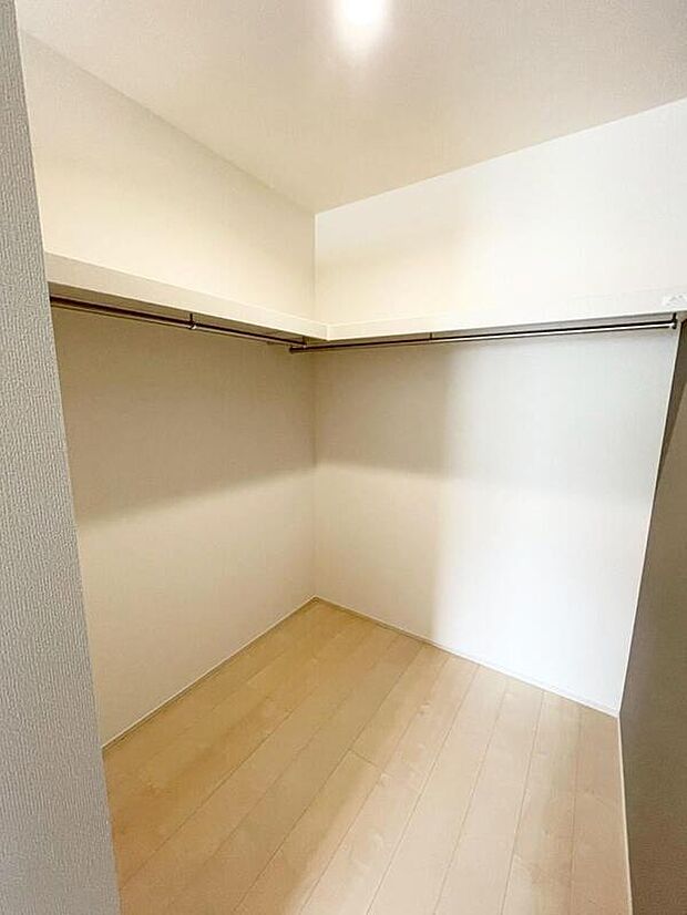 大きな荷物も収納可能なウォークインクローゼット付き!季節ごとの入れ替え不要な嬉しい設備になっています♪