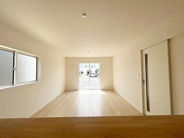 【リビング】1号棟
明るい雰囲気が心地いいリビング!採光良好です!家族団らんの時間も増えそうなくつろぎの場所になりそう☆