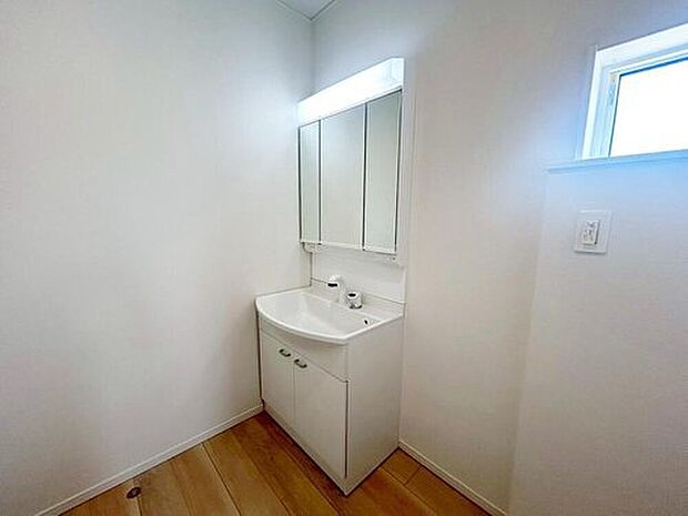 【洗面台・洗面所】1号棟
暮らしを快適にする三面鏡仕様の洗面化粧台。収納力と機能性に優れた使いやすい設備で、忙しい朝の身支度もスムーズに♪