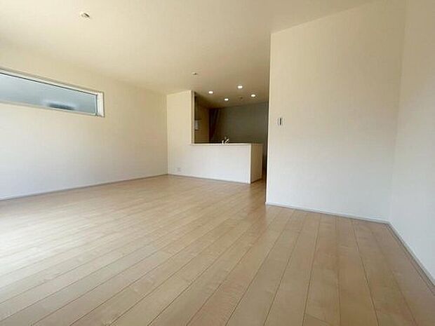 【リビング】３号棟
明るい雰囲気が心地いいリビング♪採光良好です！家族団らんの時間も増えそうなくつろぎの場所になりそう♪