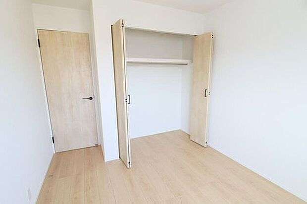 【収納】２号棟
各居室に収納を設けました！お洋服をたくさんお持ちの方でもたっぷり収納できます。お部屋を最大限広くご活用いただけます♪