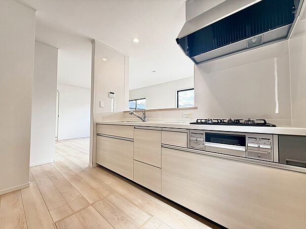 【キッチン】１号棟
収納力豊富なシステムキッチン。大型スライド収納付きで、すっきり片付けやすいキッチンです。床下収納もついています！