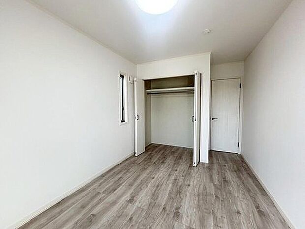 【収納】B棟
各居室に収納を設けました！お洋服をたくさんお持ちの方でもたっぷり収納できます。お部屋を最大限広くご活用いただけます♪