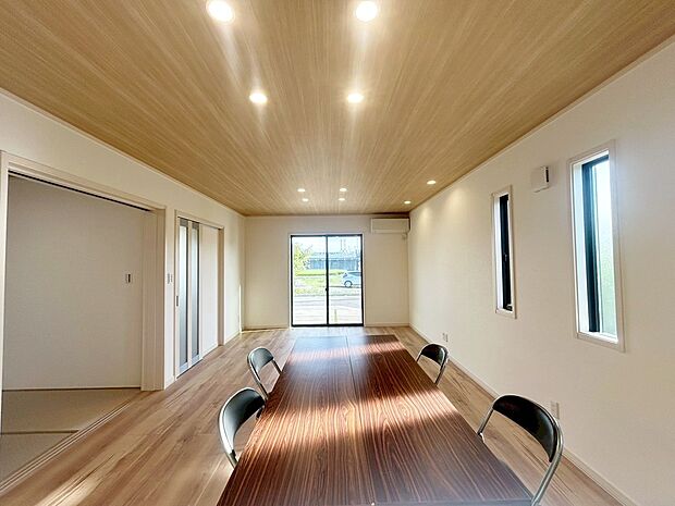 【リビング】A棟
南向きのの明るいリビング♪家族間のコミュニケーションが取りやすい対面式キッチンです☆家族団らんの時間も増えそうなくつろぎの場所になりそう♪