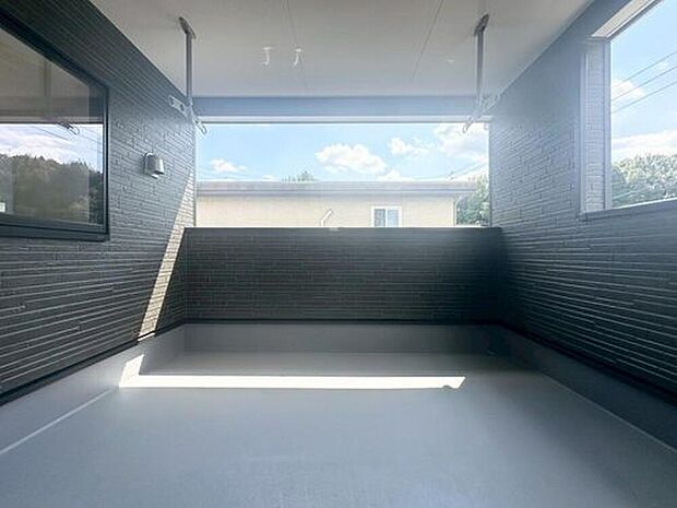 【バルコニー】1号棟
インナーバルコニーを採用しています!雨の日も洗濯物が濡れる心配がなく安心。日当たりもよく、毎日のお洗濯が楽しくなりそう♪