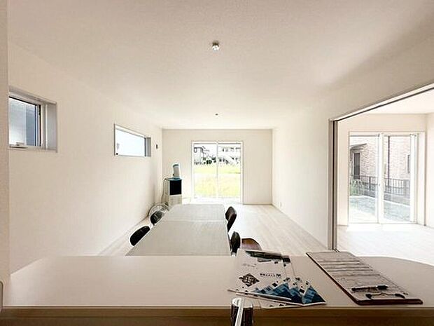 【リビング】１号棟
明るい雰囲気が心地いいリビング♪採光良好です！家族団らんの時間も増えそうなくつろぎの場所になりそう♪