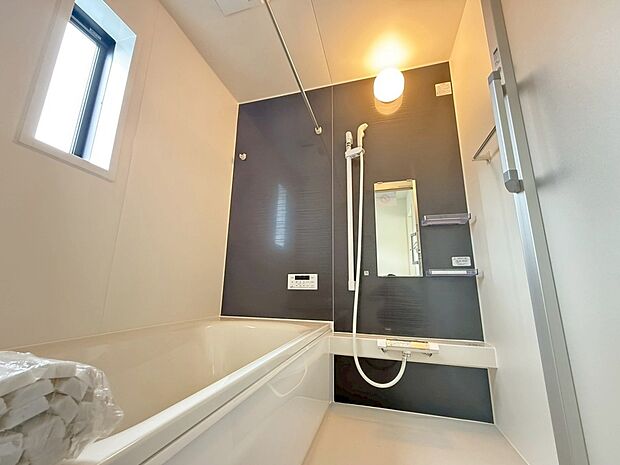 【浴室】５号棟
１坪以上広さを設けた浴室で、ゆったりバスタイム♪お子様と一緒に入るにも充分な広さです。一日の疲れを癒せます☆