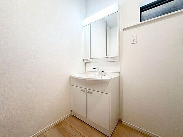 【洗面台・洗面所】２号棟
暮らしを快適にする三面鏡仕様の洗面化粧台。収納力と機能性に優れた使いやすい設備で、忙しい朝の身支度もスムーズに♪